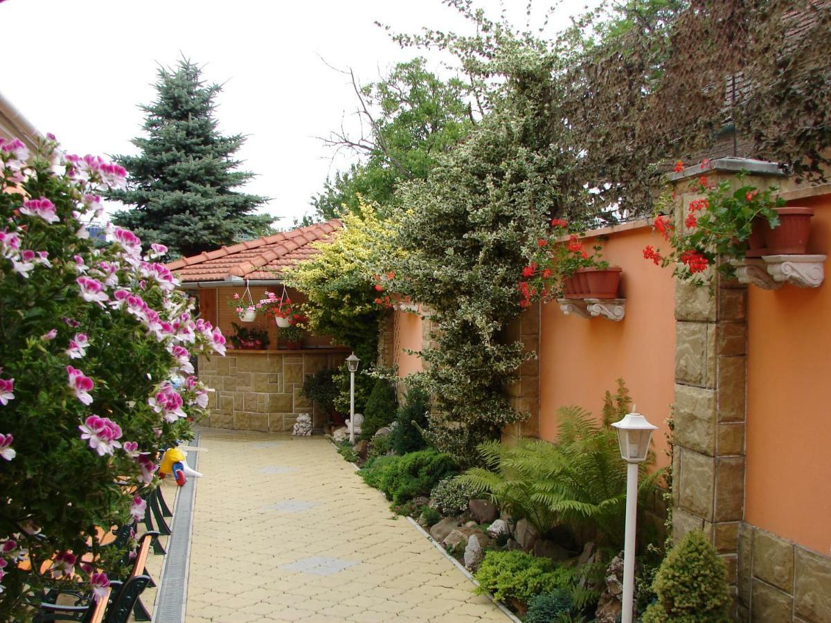 Penzion Kormos Štúrovo Buitenkant foto